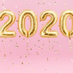 2020 gold foil balloons pink background