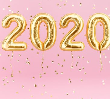 2020 gold foil balloons pink background
