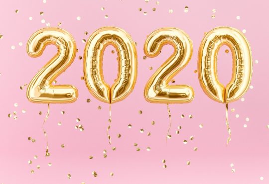 2020 gold foil balloons pink background