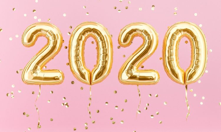 2020 gold foil balloons pink background