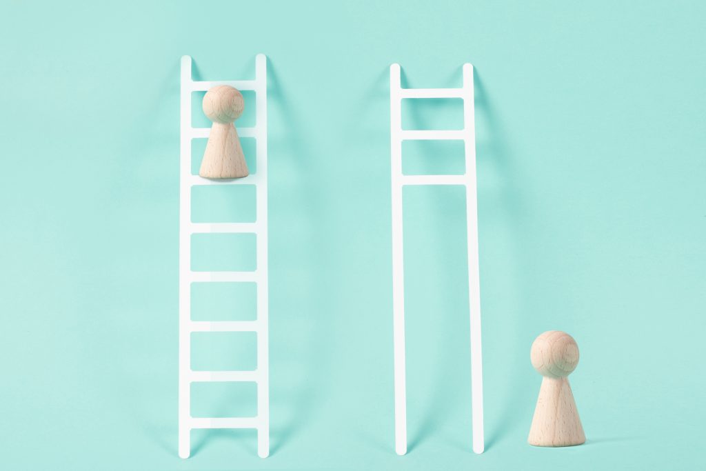 two pawns with ladders, one without lower rungs