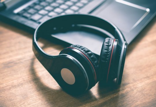 Black Wireless Overhead Headphones