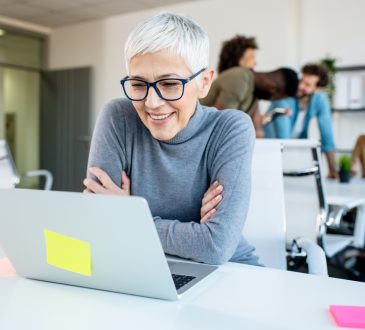 Woman looking at laptopp.